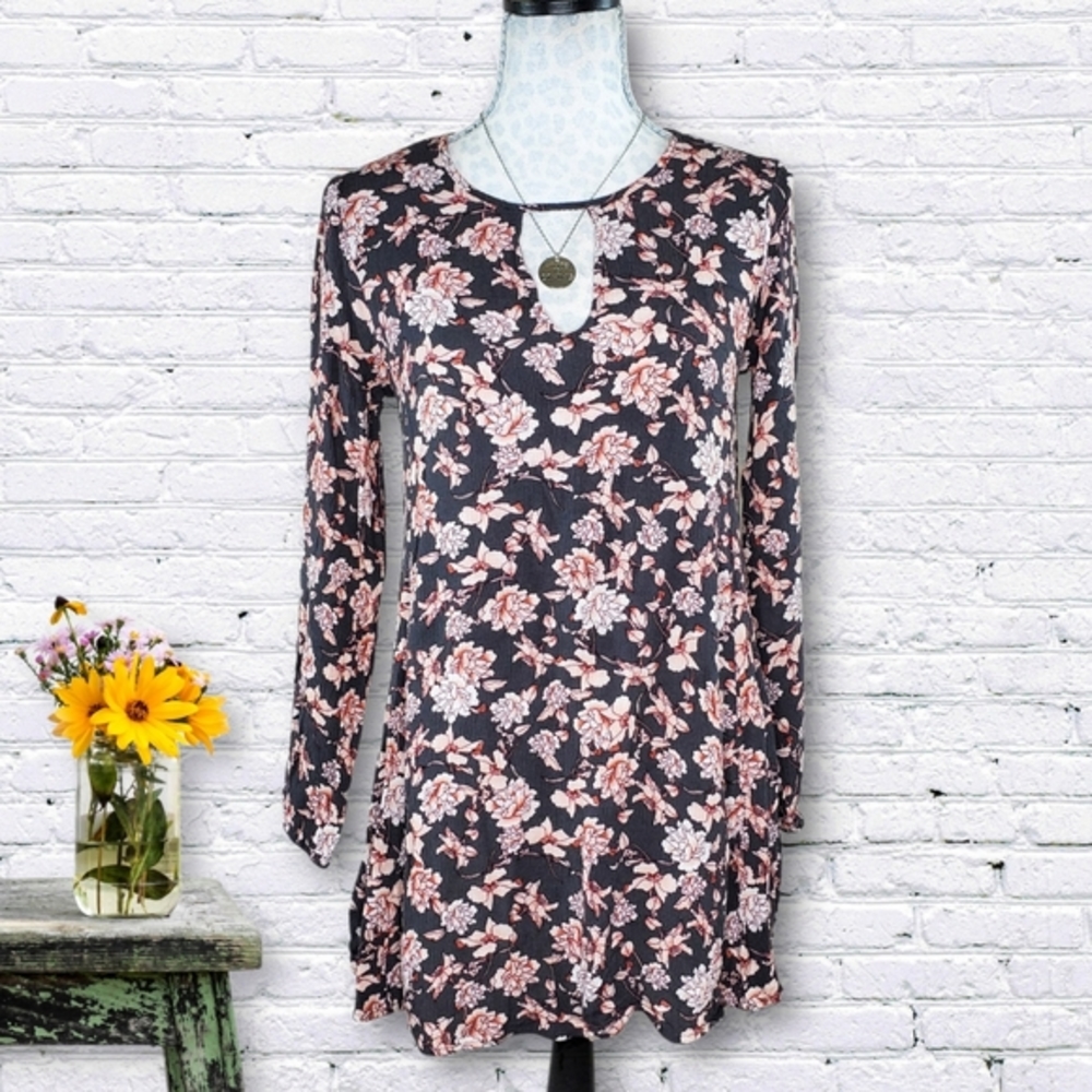 CLOSET CLOSING! Aeropostale • Charcoal Floral Keyhole Dress